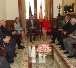 Sus Majestades los Reyes durante su encuentro con la presidenta de la Asamblea de la República Portuguesa y una representación de la Asamblea